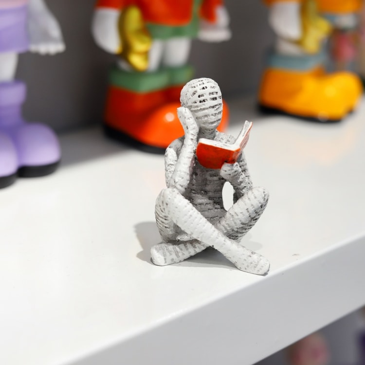 Reading Woman Thinker Statue – Decorative Paper Pulp Figurine for Home & Office